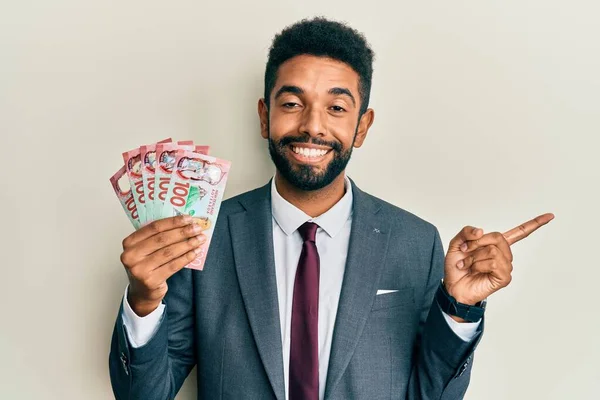 Красивый Латиноамериканец Бородой Держащий Банкноту 100 Новых Зеландских Долларов Счастливо — стоковое фото
