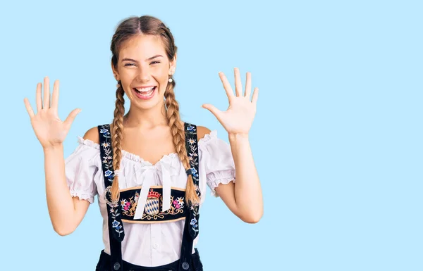 Schöne Kaukasische Frau Mit Blonden Haaren Trägt Oktoberfest Tracht Und — Stockfoto