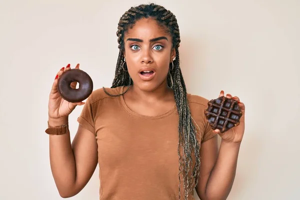 Fiatal Afro Amerikai Copfos Kezében Csokoládé Fánk Gofri Fél Megdöbbent — Stock Fotó