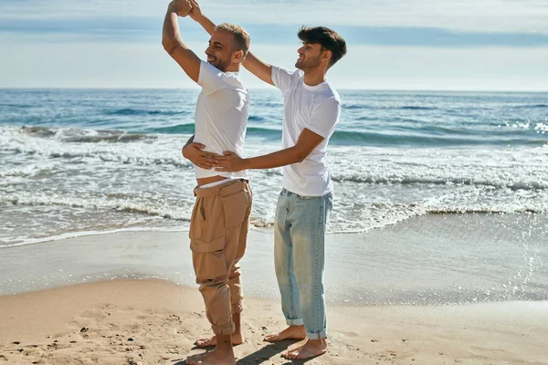 Mladý Gayové Pár Úsměv Šťastný Tanec Pláži — Stock fotografie
