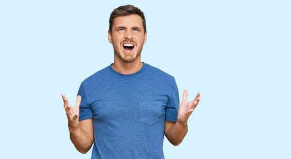 Knappe Blanke Man Draagt Casual Kleding Gek Gek Schreeuwen Schreeuwen — Stockfoto