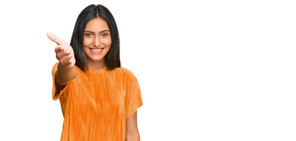 Junge Brünette Arabische Frau Legerer Kleidung Lächelt Freundlich Und Reicht — Stockfoto