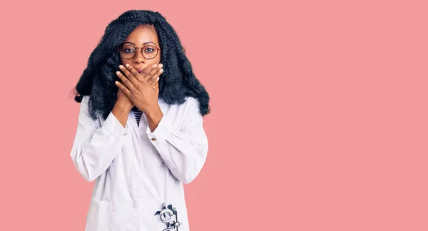 Vacker Afrikansk Amerikansk Optiker Kvinna Med Optometri Glasögon Chockad Täcker — Stockfoto