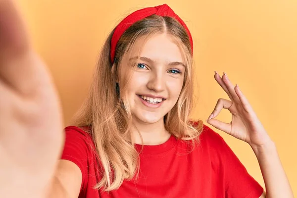Schöne Junge Kaukasische Mädchen Die Ein Selfie Foto Macht Zeichen — Stockfoto