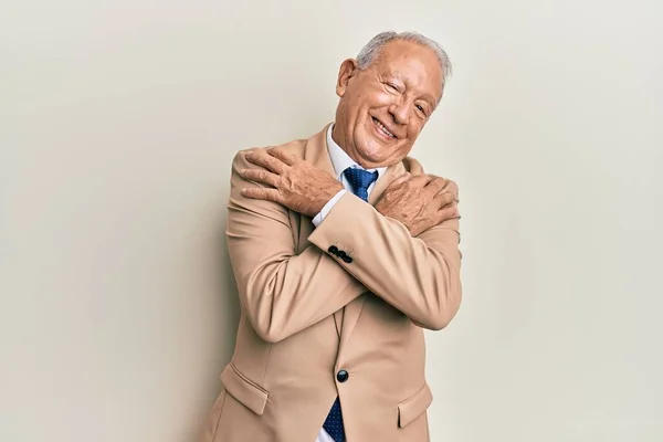 Homem Caucasiano Sênior Vestindo Terno Negócios Abraçando Feliz Positivo Sorrindo — Fotografia de Stock