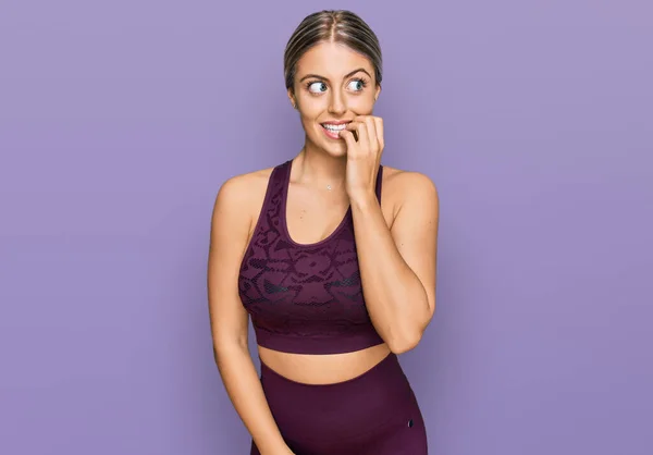 Mulher Loira Bonita Vestindo Sportswear Olhando Estressado Nervoso Com Mãos — Fotografia de Stock