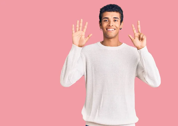 Młody Afrykański Amercian Luźnych Ubraniach Pokazuje Wskazuje Palcami Numer Osiem — Zdjęcie stockowe