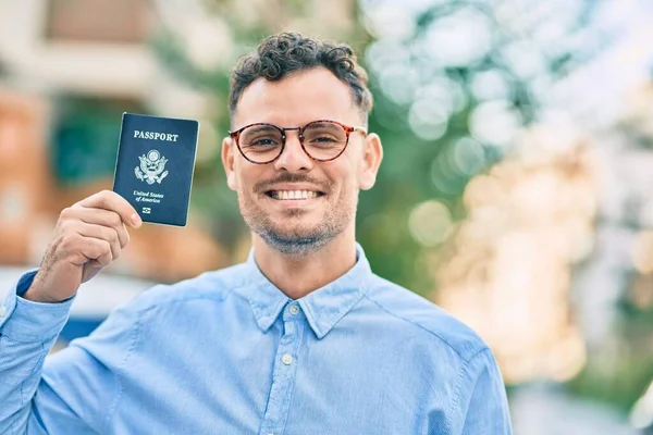 Jovem Empresário Hispânico Sorrindo Feliz Segurando Passaporte Dos Estados Unidos — Fotografia de Stock