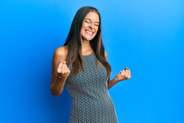 Mulher Hispânica Jovem Vestindo Roupas Casuais Animado Para Sucesso Com — Fotografia de Stock