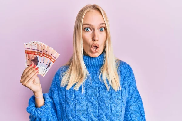 Mladá Blondýnka Drží 100 Norských Korun Bankovek Vystrašené Ohromený Otevřenou — Stock fotografie