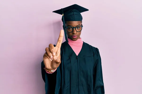 Jovem Afro Americana Vestindo Boné Formatura Roupão Cerimônia Apontando Com — Fotografia de Stock