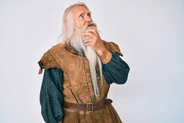 Viejo Hombre Mayor Con Pelo Gris Barba Larga Vikingo Traje — Foto de Stock