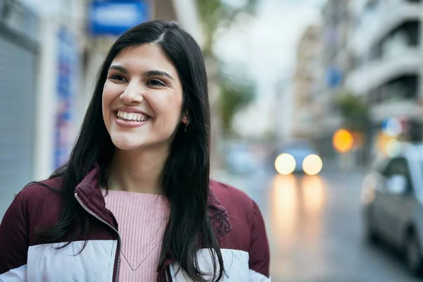 Junges Hispanisches Mädchen Lächelt Glücklich Der Stadt — Stockfoto