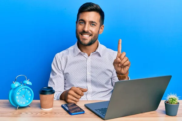 Homem Hispânico Bonito Trabalhando Usando Laptop Escritório Sorrindo Com Uma — Fotografia de Stock