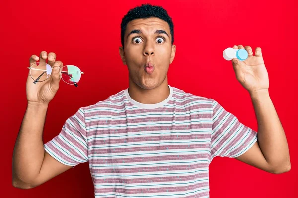 Hombre Árabe Joven Sosteniendo Gafas Lentes Contacto Haciendo Cara Pez — Foto de Stock