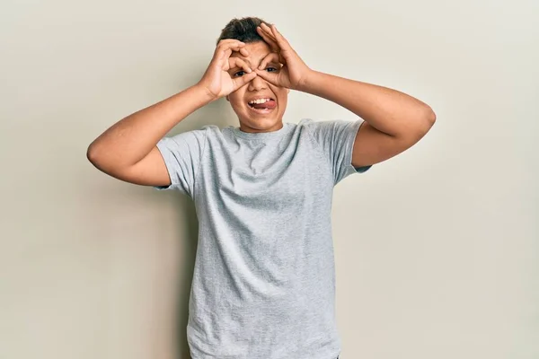 Adolescente Hispano Con Camiseta Gris Casual Haciendo Buen Gesto Como — Foto de Stock