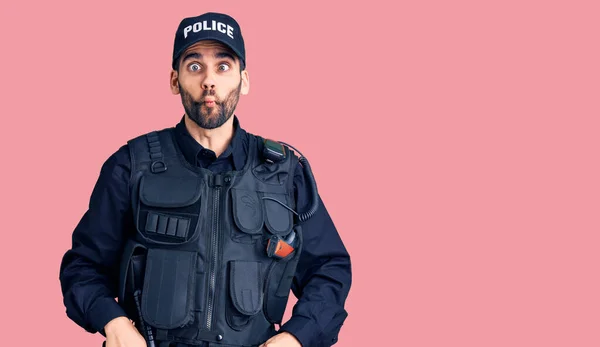 Joven Hombre Guapo Con Barba Vistiendo Uniforme Policía Haciendo Cara —  Fotos de Stock
