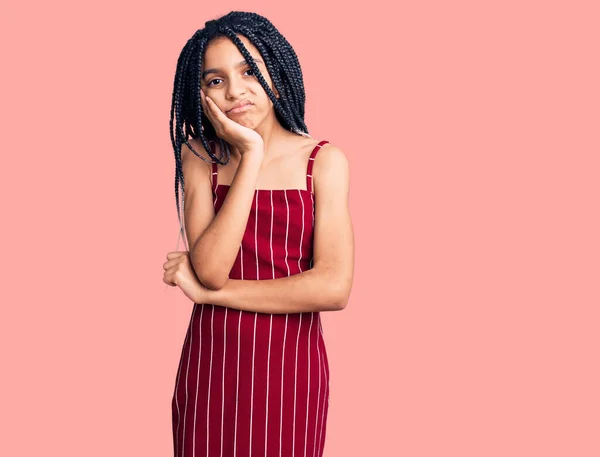 Söt Afrikansk Amerikansk Flicka Bär Casual Kläder Tänkande Ser Trött — Stockfoto
