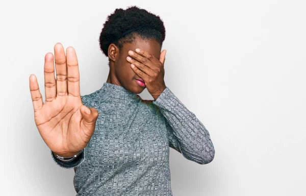 Jong Afrikaans Amerikaans Meisje Draagt Casual Kleding Die Ogen Bedekt — Stockfoto