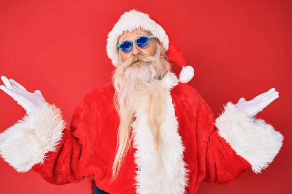 Velho Homem Sênior Vestindo Traje Papai Noel Óculos Sol Celebrando — Fotografia de Stock