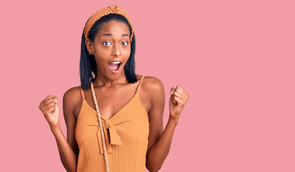Ung Afrikansk Amerikansk Kvinna Bär Sommar Outfit Firar Förvånad Och — Stockfoto