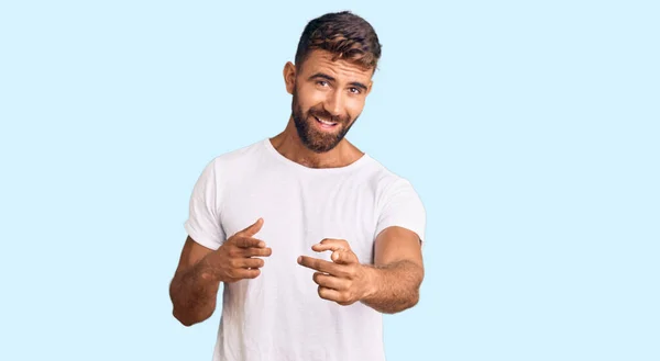 Jonge Spaanse Man Met Een Casual Wit Tshirt Met Wijzende — Stockfoto