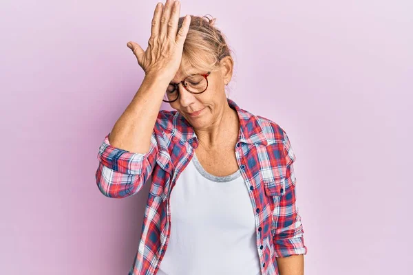 Mujer Rubia Mediana Edad Que Usa Ropa Casual Gafas Sorprendidas — Foto de Stock