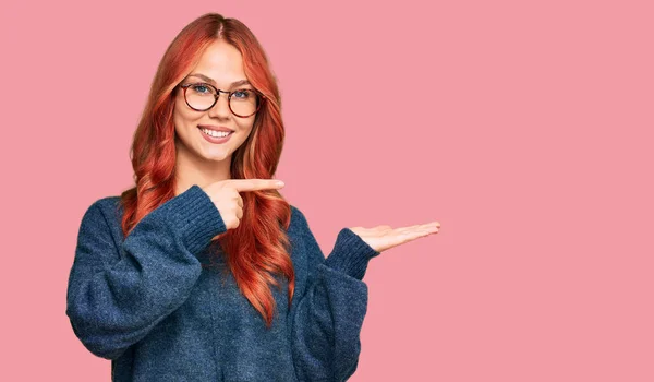 Joven Pelirroja Vestida Con Suéter Casual Gafas Asombradas Sonrientes Cámara — Foto de Stock