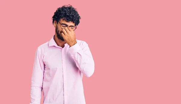 Bello Giovane Uomo Con Capelli Ricci Orso Che Indossa Abiti — Foto Stock