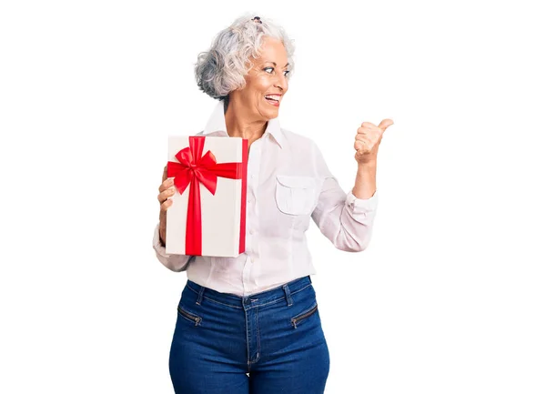 Femme Âgée Aux Cheveux Gris Tenant Cadeau Pointant Pouce Vers — Photo