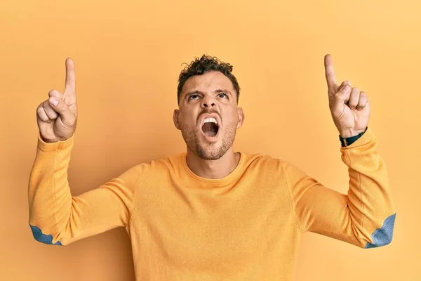 Young Hispanic Man Pointing Fingers Angry Mad Screaming Frustrated Furious — Stock Photo, Image