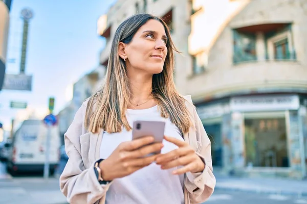 Jovem Mulher Caucasiana Sorrindo Feliz Usando Smartphone Cidade — Fotografia de Stock