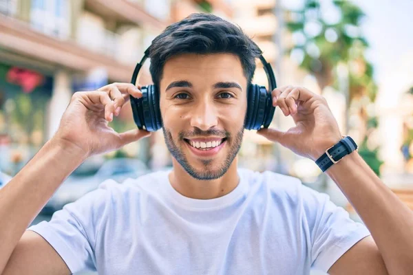 Молодий Латинський Чоловік Посміхається Щасливим Прослуховуванням Музики Допомогою Навушників Місті — стокове фото