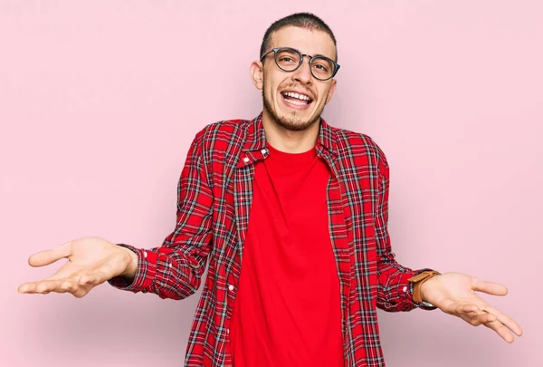 Spaanse Jongeman Draagt Casual Kleding Glimlachend Vrolijk Aanbieden Van Handen — Stockfoto