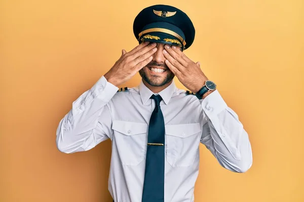 Schöner Hispanischer Mann Flugzeugpilotenuniform Der Die Augen Mit Händen Bedeckt — Stockfoto