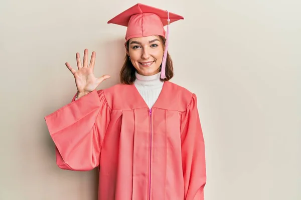 Junge Kaukasische Frau Mit Abschlussmütze Und Zeremoniengewand Zeigt Mit Finger — Stockfoto