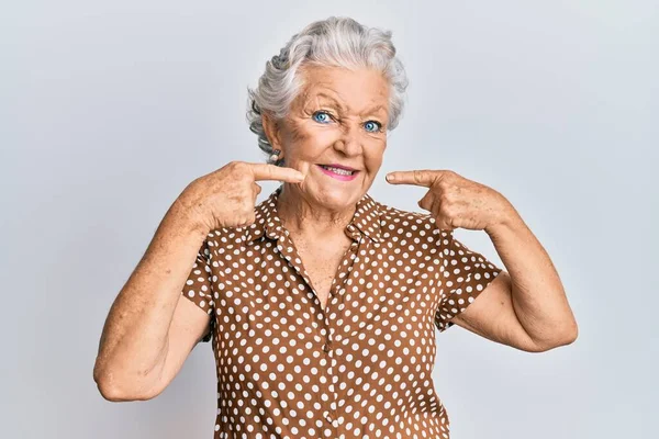 Senior Mulher Cabelos Grisalhos Vestindo Roupas Casuais Sorrindo Alegre Mostrando — Fotografia de Stock