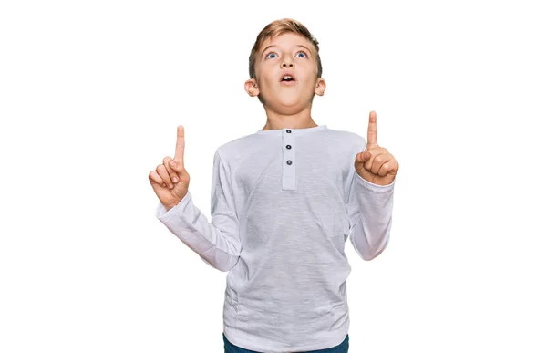 Little Caucasian Boy Kid Wearing Casual Clothes Amazed Surprised Looking — Stock Photo, Image