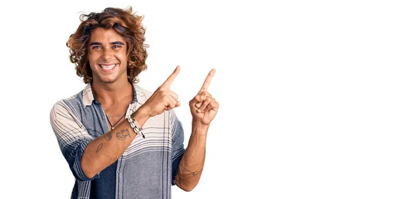 Jonge Spaanse Man Zomerse Stijl Glimlachend Naar Camera Wijzend Met — Stockfoto