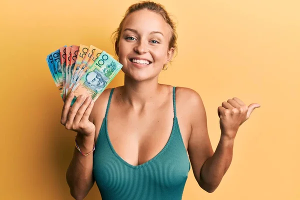 Schöne Kaukasische Frau Hält Kanadische Dollars Und Zeigt Mit Dem — Stockfoto