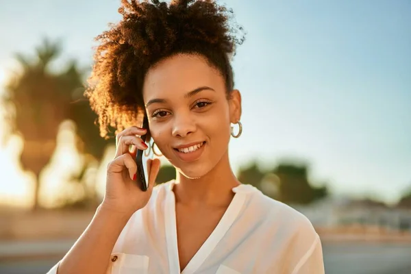 Joven Mujer Negocios Afroamericana Sonriendo Feliz Hablando Teléfono Inteligente Ciudad — Foto de Stock