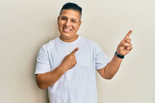 Joven Latino Con Camiseta Blanca Casual Sonriendo Mirando Cámara Apuntando — Foto de Stock