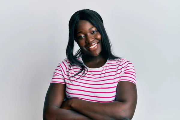 Afrikansk Ung Kvinna Bär Casual Randig Shirt Glad Ansikte Leende — Stockfoto