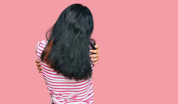 Menina Hispânica Jovem Vestindo Roupas Casuais Abraçando Feliz Positivo Trás — Fotografia de Stock