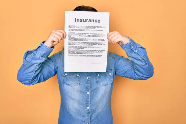 Vrouw Het Bezit Van Verzekeringsdocument Papier Staande Geïsoleerde Gele Achtergrond — Stockfoto