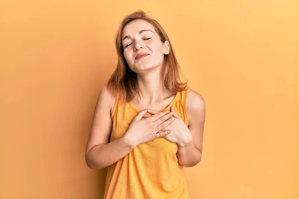 Jonge Blanke Vrouw Draagt Casual Stijl Met Mouwloos Shirt Glimlachend — Stockfoto