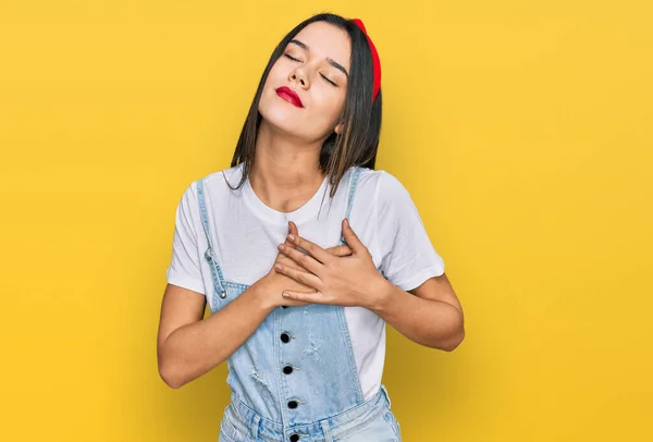 Chica Hispana Joven Con Ropa Casual Sonriendo Con Las Manos —  Fotos de Stock