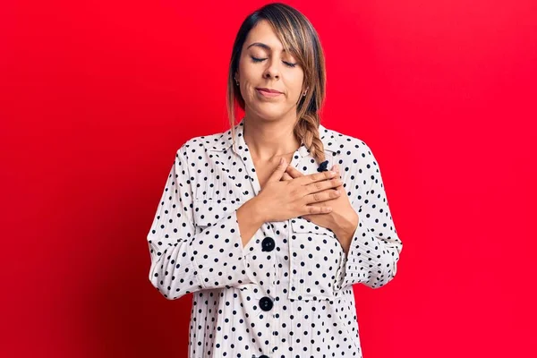 Joven Mujer Hermosa Vistiendo Vestido Casual Sonriendo Con Las Manos — Foto de Stock