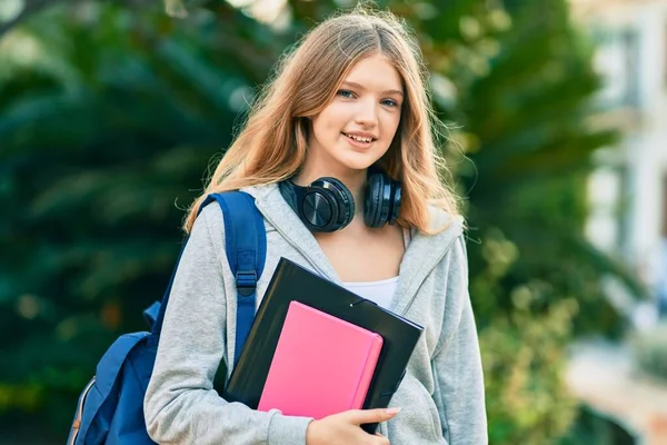 Όμορφη Καυκάσιος Έφηβος Φοιτητής Χαμογελά Χαρούμενος Χρησιμοποιώντας Ακουστικά Στο Πάρκο — Φωτογραφία Αρχείου