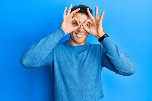 Giovane Ispanico Che Indossa Maglione Invernale Casual Facendo Gesto Come — Foto Stock